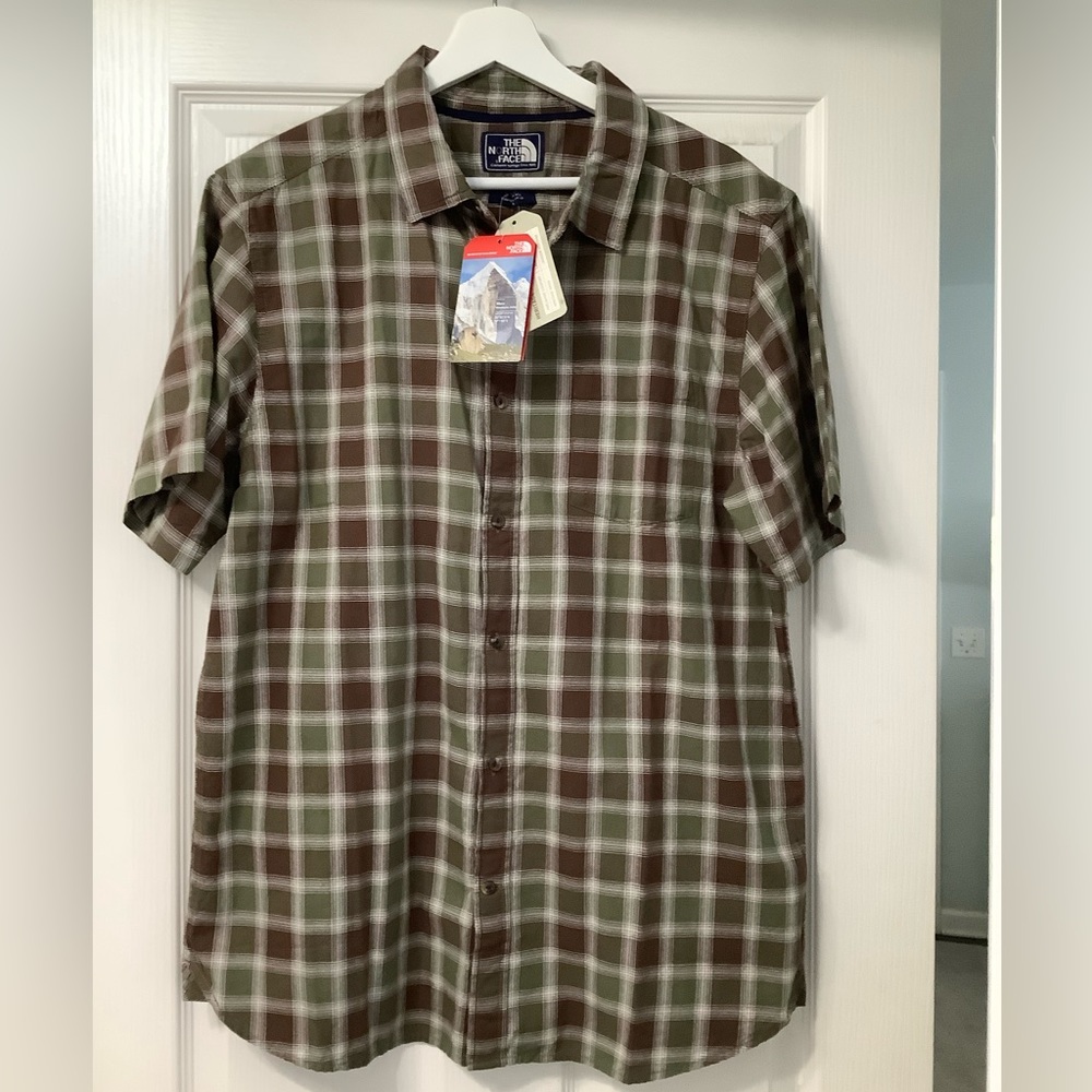 NWT North Face Men’s s/s button down shirt. Green/brown plaid. Size L